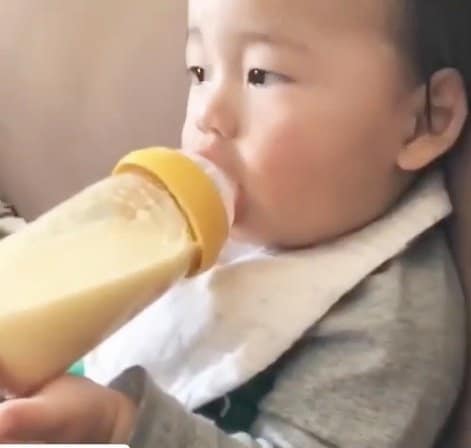 次男わくんが赤ちゃんの時のミルクの飲み方（提供：awarireさん）