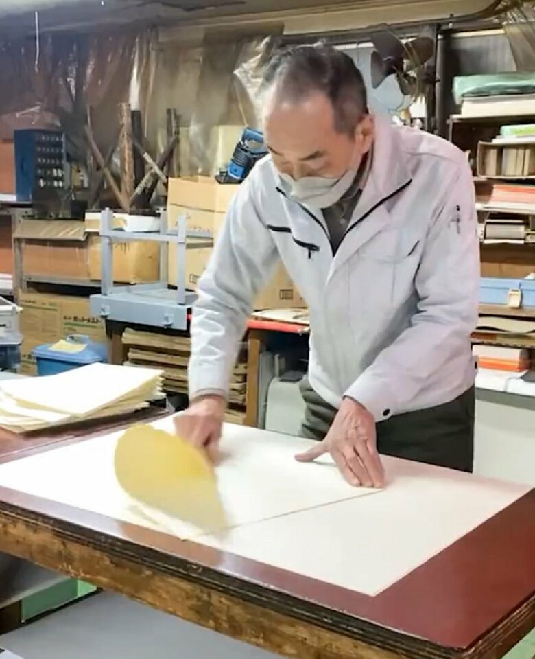 竹ベラを滑らせて
