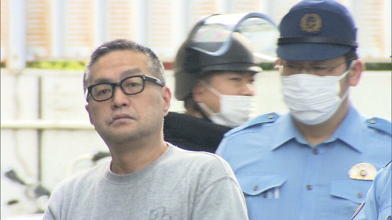 防弾チョッキとジュラルミンの盾を持った警察官が、警備に当たっている
