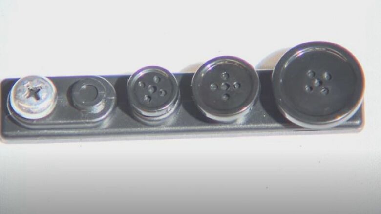 押収品の中には　小型カメラを取り付けるとみられるボタンのようなものも…