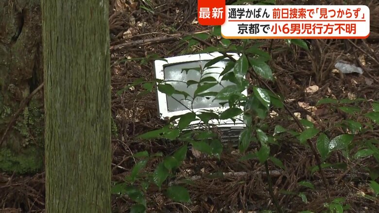 道路脇には不法投棄とみられるゴミが散乱