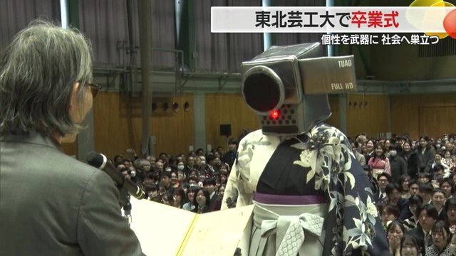 はかま姿で被り物の女子学生も