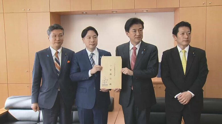 自民党は、小中学校の給食費の無償化を含む提言を小倉少子化担当大臣に提出（29日午後3時頃）