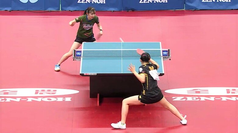 早田ひなと戦う張本美和（手前）