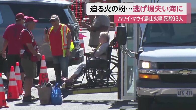 車いすに乗りながら、シャトルバスを降りる人