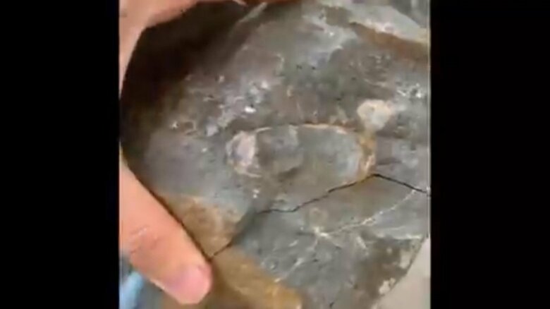 ひびが入った石をあけると…