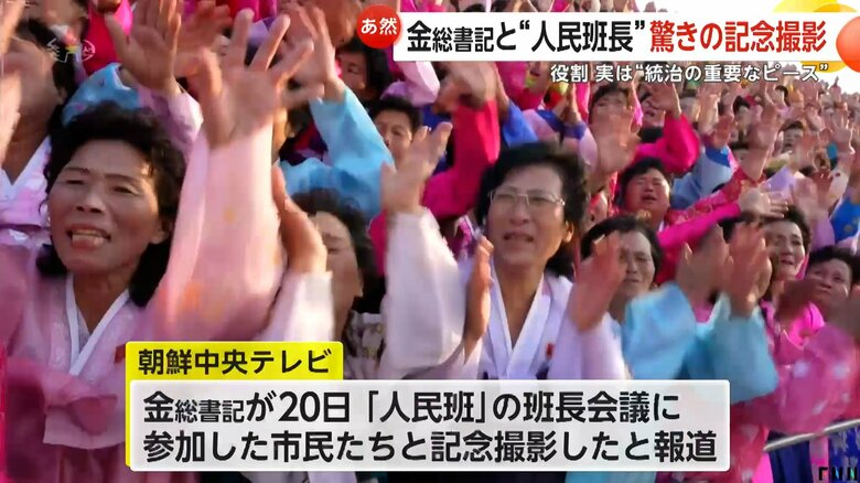 伝統衣装を身にまとい、喜びを爆発させる女性たち
