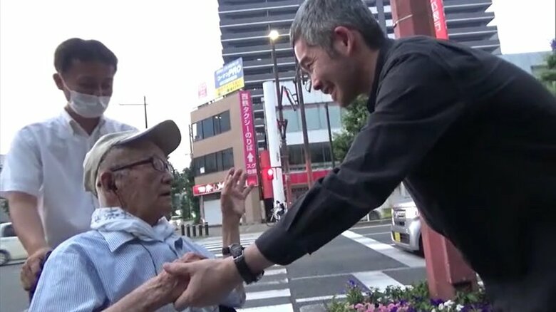 久留米に到着した岡田さんを出迎える菅原さん