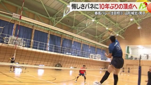 佐藤純大選手が鋭いスパイクを決める