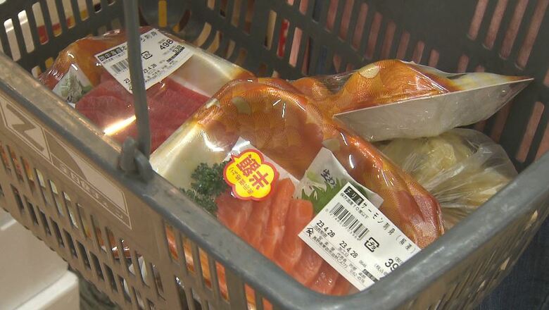 午後5時を過ぎると刺身や総菜が「全品半額」