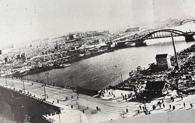 空襲後、焦土と化した下町（江東区立図書館所蔵）