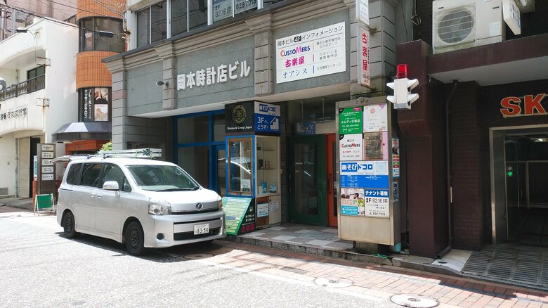 「あそびドコロ」は青と白の看板が目印