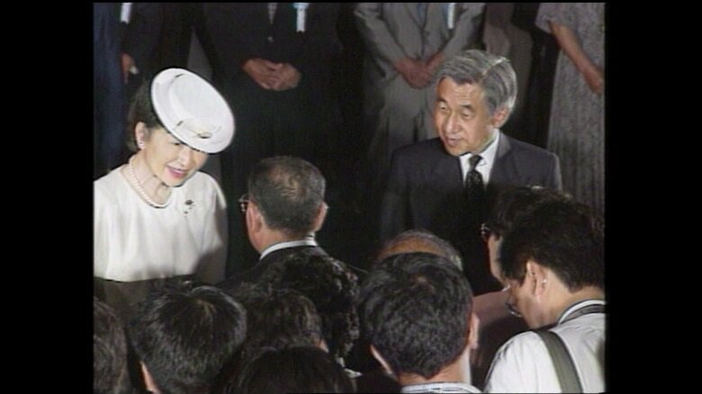 戦没者遺族と懇談される両陛下