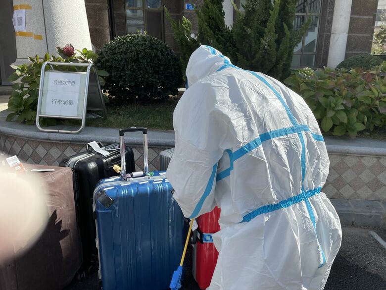 大連での荷物チェックの様子