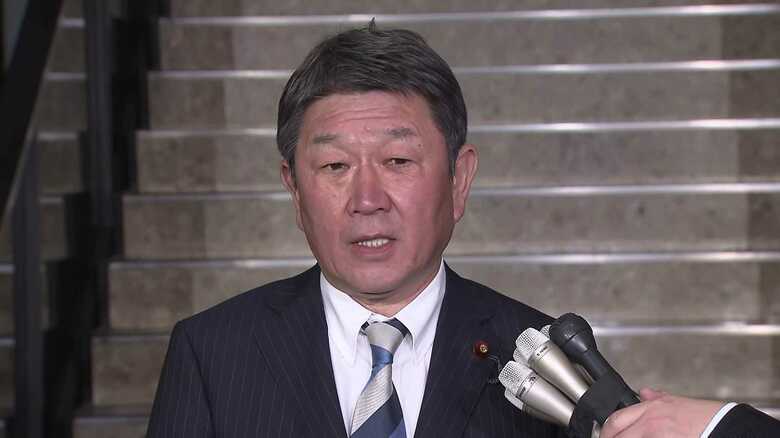 中国の王毅外相と電話会談を受けて取材に応じる茂木外相・26日