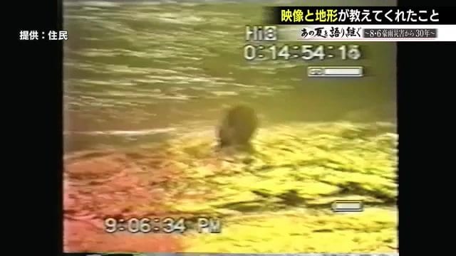 1993年8月6日撮影 川と化した国道3号を泳ぐ男性（提供：住民）