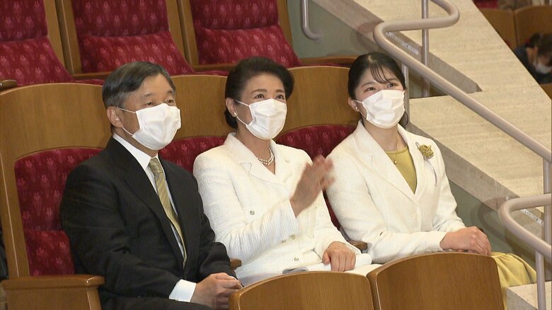 陛下のネクタイと愛子さまのワンピースはマスタード色で、色味を揃えた装いだった。