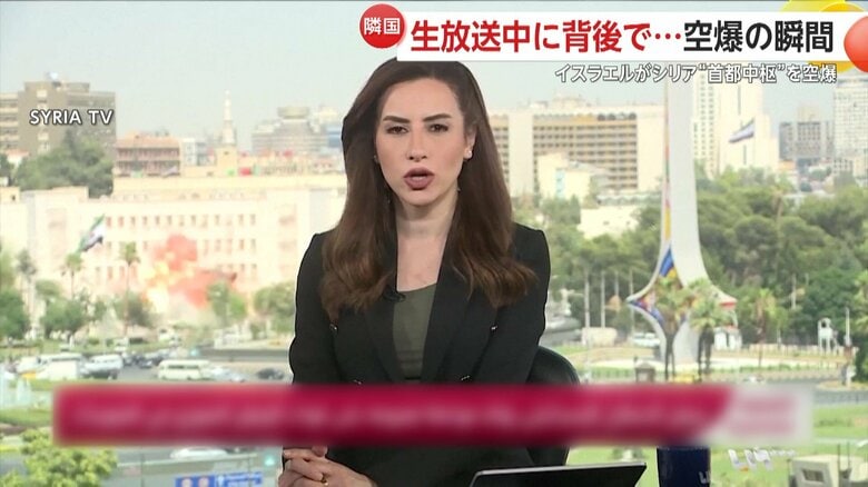 生放送中に背後で空爆による爆発が起き、キャスターが慌ててその場を離れる瞬間②