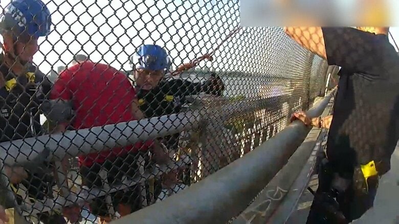 両脇から慎重に近づいていた他の警察官が安全確保