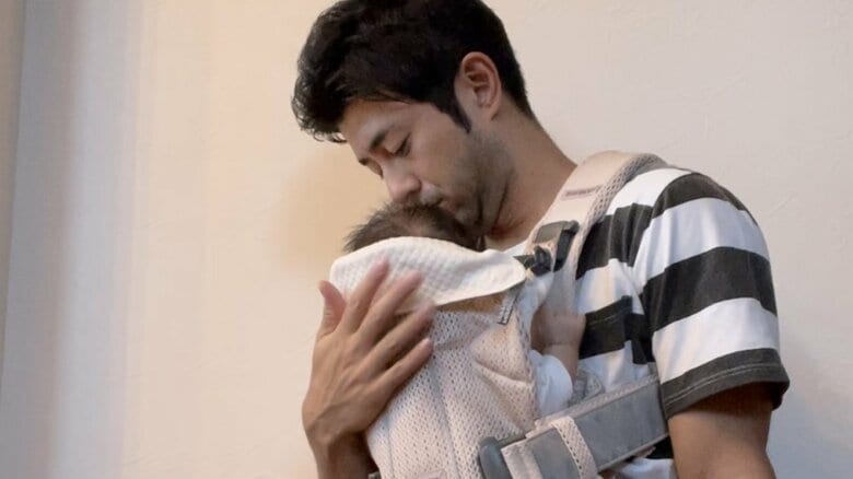 生まれたばかりの小さな命を大切に抱く榎並アナウンサー