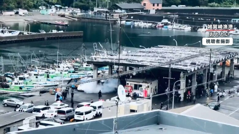 襲撃直後の雑賀崎漁港　白い煙が吹き出している