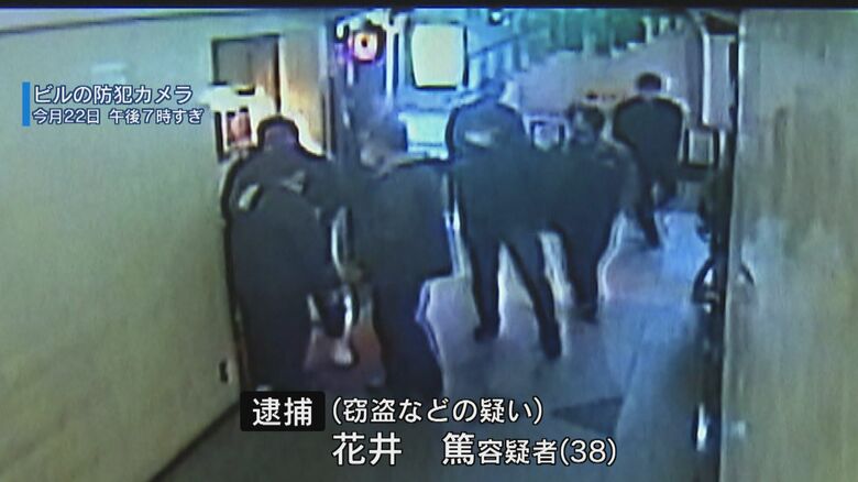 捜査員たちが取り囲み容疑者を逮捕するときの様子