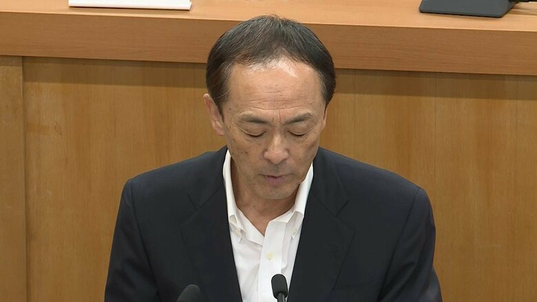 9月15日の議会で経緯を説明する小山修作町長