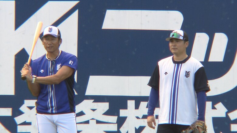 練習中に三浦監督と話す佐野恵太