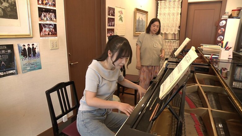 講師の佐藤和穂さんから指導を受ける伊藤さん