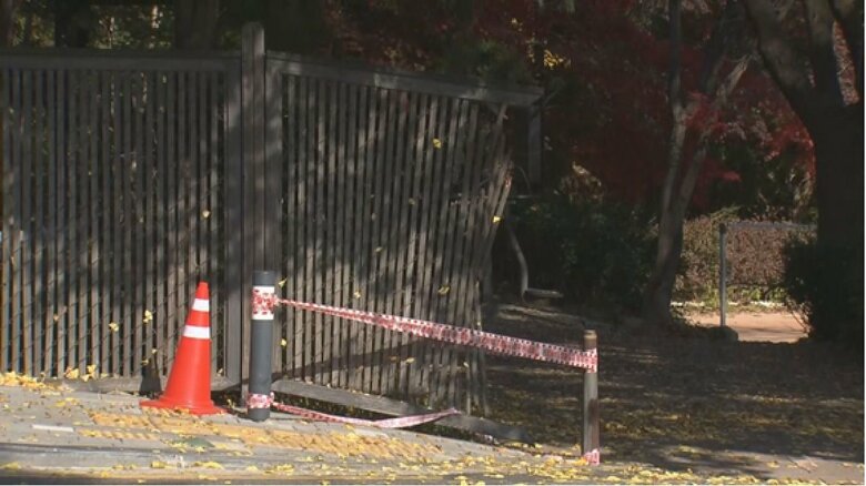タクシーはフェンスを壊し奥の公園に突っ込んだ