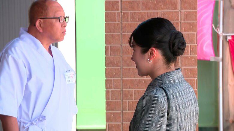 石川・志賀町「道の駅とぎ海街道」で仮設店舗を視察される愛子さま　訪問2日目