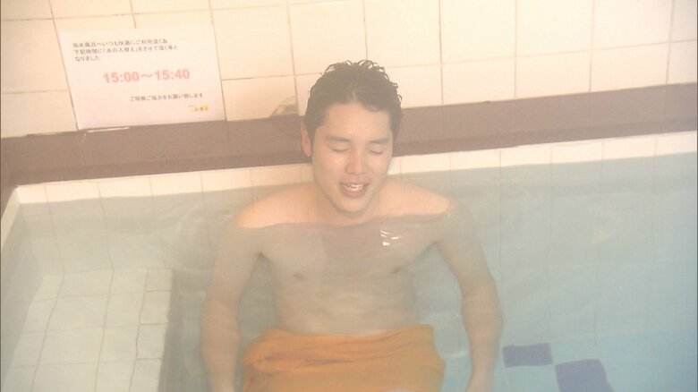 2度目の水風呂で水と体が一体になる感覚を味わう　※撮影のためタオルを使用しています