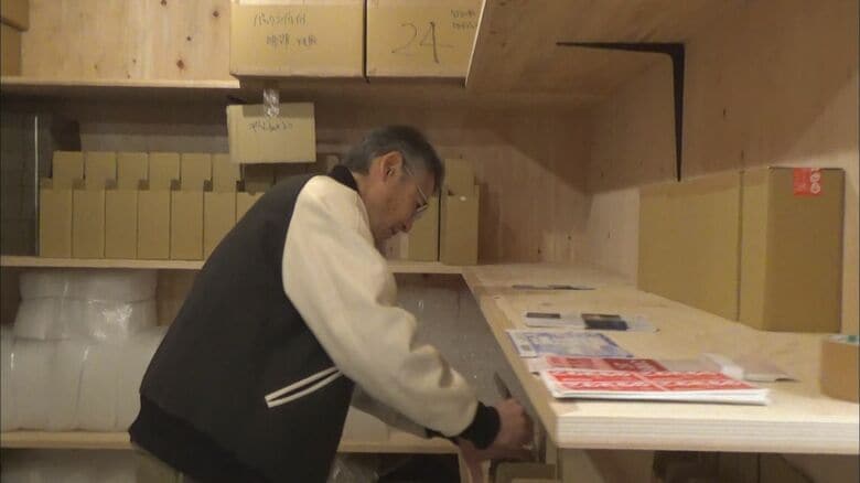 梱包作業をする「五島つばき蒸溜所」マーケティングディレクターの小元俊祐さん