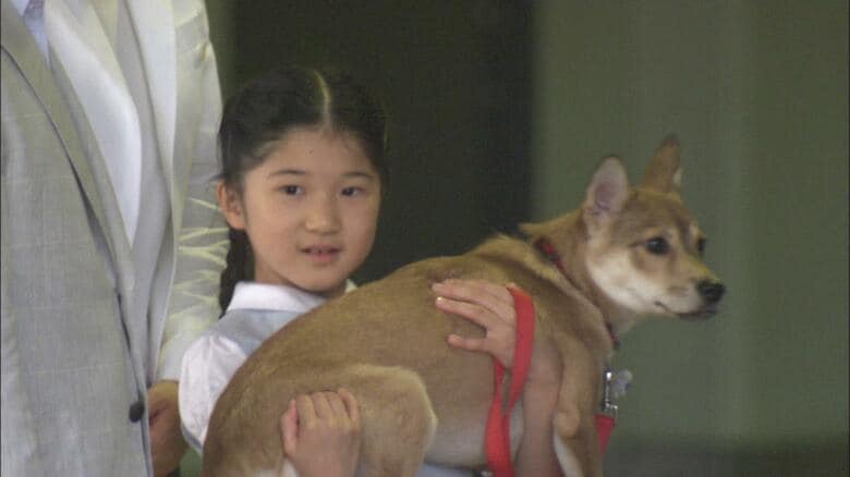 愛犬「由莉」を抱っこされる愛子さま（2009年）