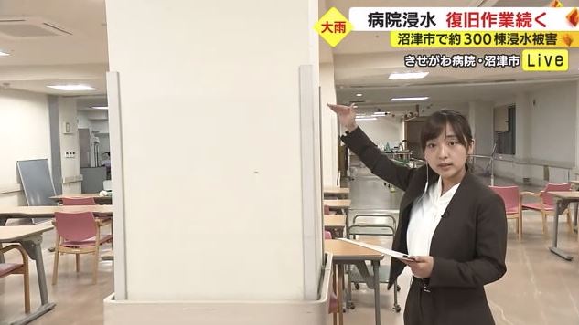 浸水の跡を示す雨宮記者（6月5日）