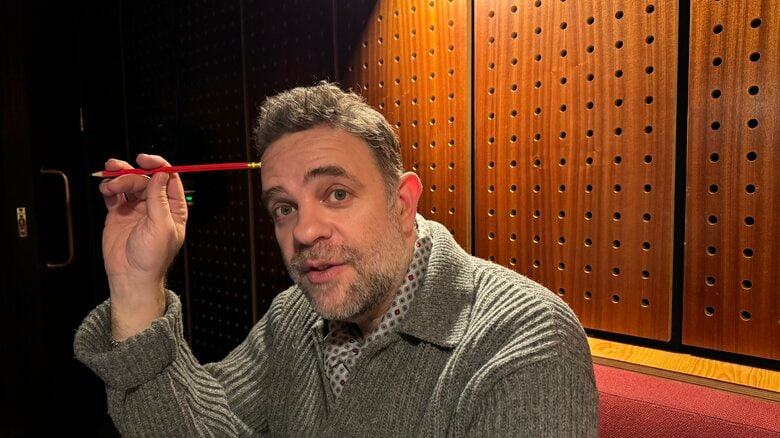 『Spiritland』内のスタジオでインタビューに応じた、ノーブル氏