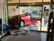 区の出張所に乗用車が突っ込み玄関ドアなど割れる　手続きに訪れた70代男性が運転　福岡・北九州市