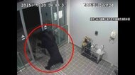 市街地で男性4人がクマに立て続けに襲われ1人の住宅に居座る　丸1日経過も捕獲至らず　玄関ドアには赤く染まった足跡と爪　秋田・湯沢市