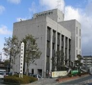 ミニバイク同士が交差点で衝突　70歳男性が死亡　一時停止義務のある側から進入か　帰宅途中の58歳女性公務員と接触　大阪・枚方市