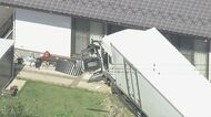 トラックが対向の軽乗用車と衝突「飛び込んできたみたいな感じで」道路脇の住宅に突っ込む…軽は大破しぐちゃぐちゃに