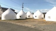 亀裂が入った家や軒先の自作テントでの生活続く　1時間半で建つ簡易住宅・インスタントハウスに「ゆっくり寝られる」　熊本地震から1カ月