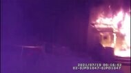 炎の住宅から子どもを救出 警察官のボディーカメラに...