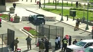 米・議事堂前に車突っ込む 警察官2人死傷 運転手射殺