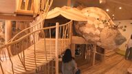 「森の妖精」がお出迎え…木のぬくもり感じる子供の遊び場　手がけた地元工務店の人たちの思い【愛知発】