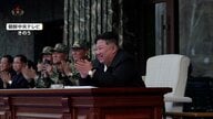 腹筋で“おの”跳ね返す兵士、「1人で1万人倒せ」スローガンも　北朝鮮特殊部隊の訓練に金総書記は満面の笑み