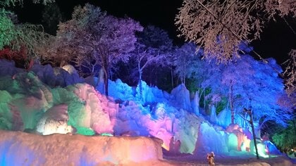 幻想的な「氷の森」が岐阜の温泉地に…15ｍ超の“氷の壁”＆写真映えの“氷の翼”はどうやって作られる？