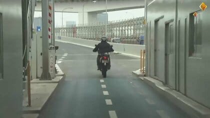 強風でバイクふらふら　運転手思わず「風つえ～！」…火事の煙は流され一面真っ白　きょうさらに強い可能性　東京