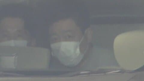 ランボルギーニ“ひき逃げ”中国人送検もカメラに顔背け…雪の中で法定速度超え走行か　パトカーに突っ込み重傷負わせるも逃走