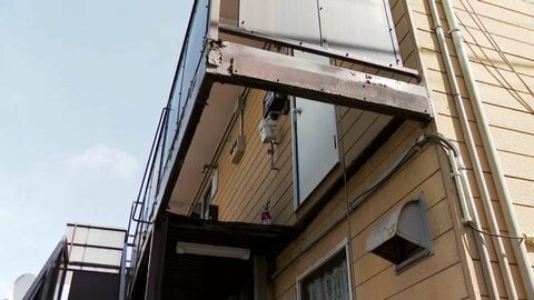 「すごい音と叫び声」アパート2階の廊下が崩落　70代女性が廊下から「落ちて」けが　命に別条なし　仙台市