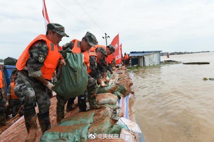 軍も出動して冠水対策を続けている(ウェイボより)